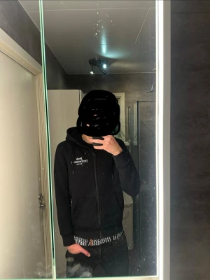 Flätat bälte blå vitt - Ett riktigt snyggt blå vitt flätat bälte. De är i mycket bra skick och endast använt någon enstaka gång. Skriv vid frågor och kolla gärna in min profil för fler feta bälten och plagg!