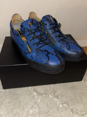  Giuseppe Zanotti skor  - Snygga sneakers i blått ormmönstrat läder från Giuseppe Zanotti, ”Frankie” modell. Perfekta för dig som vill sticka ut varje utgång😉Använt fåtal gånger. 