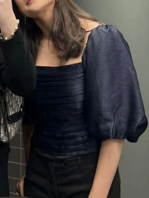 Mörkblå topp med puffärmar - Säljer en mörkblå topp med bred, ribbad struktur och stora puffärmar. Jätte fin och festlig att ha på sig! 