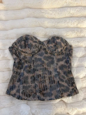 Fest topp storlek XS - Säljer denna jätte fina fest topp i storlek XS från New Yorker. Toppen är täckt med glittriga paljetter och har en strukturerad form med markerade kupor. säljer denna då jag skulle använda denna vid ett enstaka tillfälle. Den är använd 1 gång så den är även i bra skick.🥰