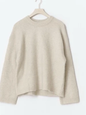 Beige stickad tröja i mohairmix - HELT NY! säljer då jag fick två i present, den är slut i storlekar på hemsidan och kostar nypris 700kr!