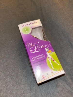 Menskopp - Säljer en helt ny och oanvänd menskopp från det populära märket Me Luna. Förpackningen är endast öppnad för kontroll, koppen har aldrig använts. Bra för rikliga blödningar