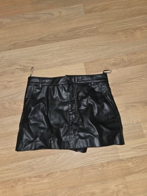 Shorts/Kjol - Detta är en underdel som ser ut som en kjol och baktill är det ett par shorts. Använda ett fåtal gånger.