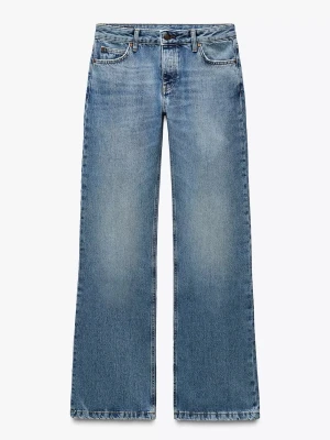 Jeans med låg midja  - Säljer dessa bootcut jeans tall med låg midja. Tycker mer dom är rak/vida än bootcut. Det ska vara slitningar längst ner och har knapp gylf. Använda en gång och pris går att diskuteras!💕