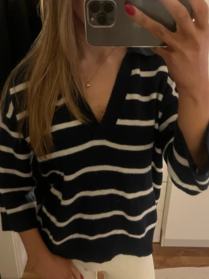 Marinblå randig tröja  - En mysig trekvartsärmad stickad tröja i marinblå och vit randig färg🩷