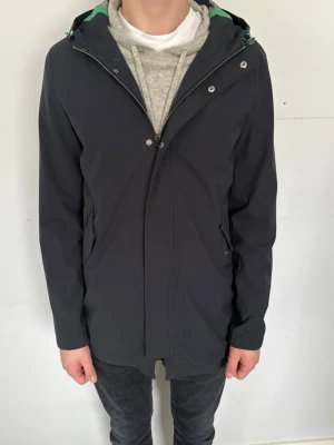 Herno Jacka - Säljer en sjukt snygg regn/höst jacka från Herno. Bra skick utan defekter!