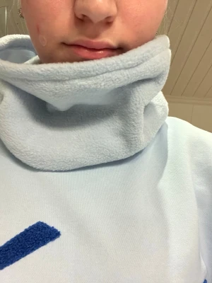 Ljusblå buff #06🩵 - Superfin mjuk ljusblå buff! Perfekt till afterski och skidresan!  Postar snabbt så oroa dig inte över att den ej ska hinna komma🫰 Egensydd så är inte helt perfekt 🩵