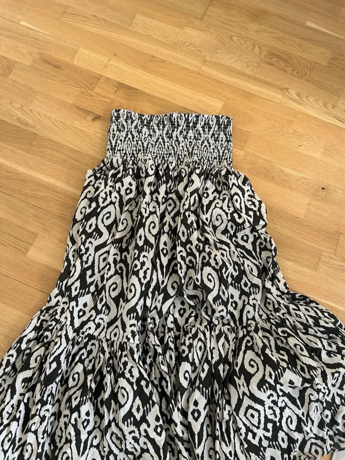 Svartvit mönstrad klänning