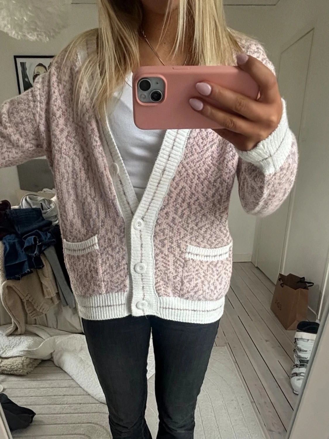 Ljusrosa kofta med mönster - 1