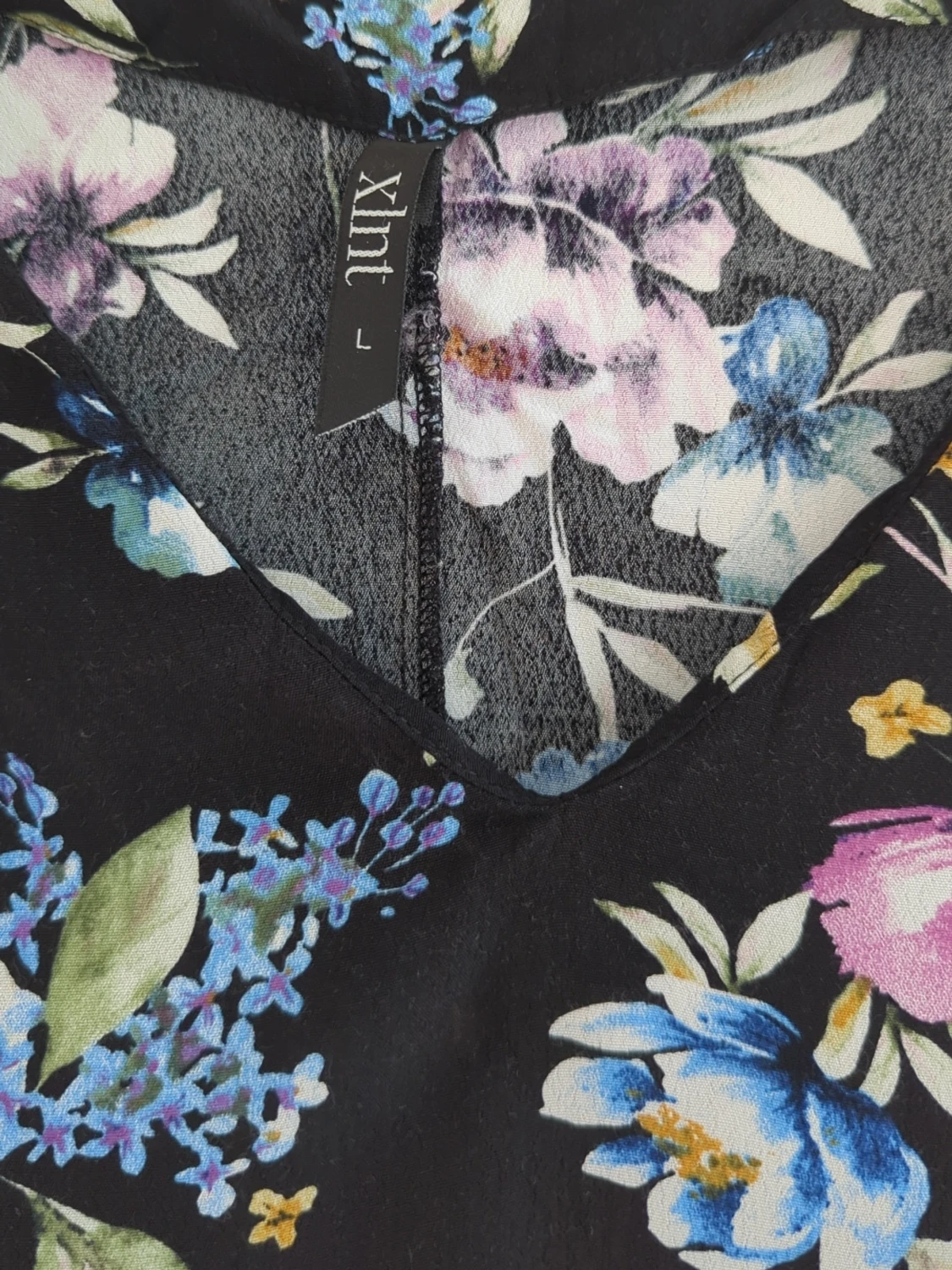 Blommig svart klänning från Xlnt - 1