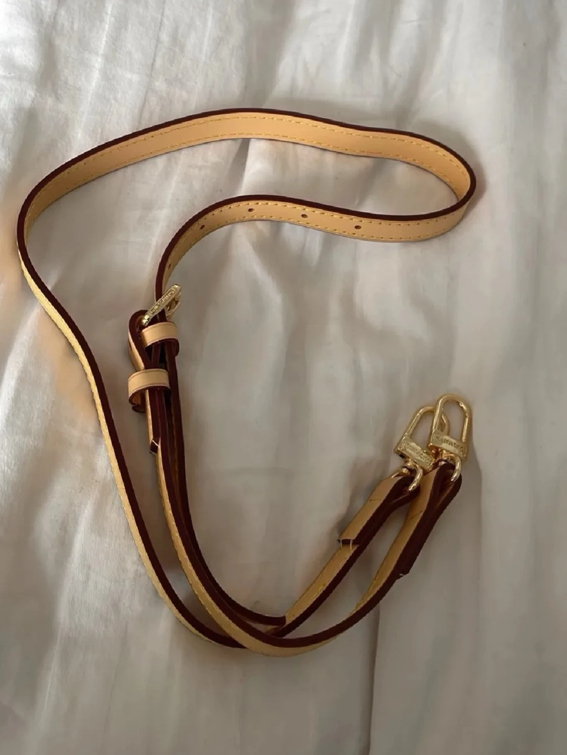 Justerbart axelband i läder 