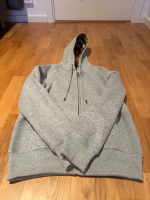 Burberry zip hoodie - Hej! Säljer nu min helt nya burberry zip hoodie. Har aldrig använt den då den inte passar mig. Storleken är i M men passar mer S. Taggen är kvar som man kan se på bilderna. Skriv om de är nåt ni undrar över.