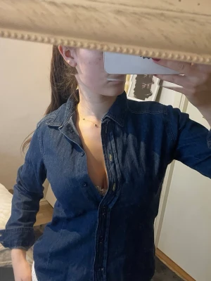 Jeansskjorta - Använda litegrann men bra skick💕💕 Kontakta mig för fler bilder🤗🤗