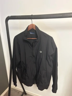 Fred Perry vindjacka  - Säljer denna stilrena vindjackan | Storlek L | Fint skick | Använd fåtal gånger | Hör av er vid minsta fråga!🙌