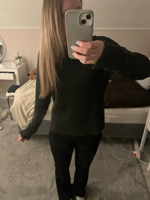 Grå stickad tröja - Grå svart stickad tröja från Vero Moda 