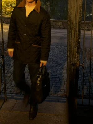 Barbour Heritage Liddesdale quilted Jacket - Säljer här en Barbour Liddesdale Quilted Jacka i storlek S. Inköpt på NK i höstas. Nypris: 2200kr. Mitt pris: 800kr