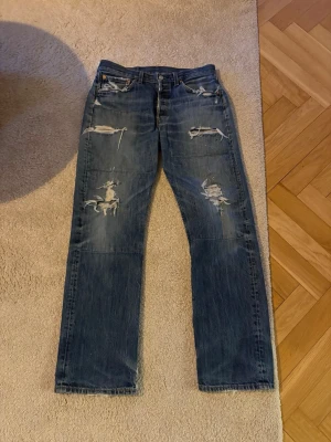 Vintage Levi's 501 - Säljer nu ett par riktigt snygga Vintage Levi’s 501 med riktigt schyssta slitningar samt lagningar! Skriv för fler bilder  Storlek: 32/32   Pris kan diskuteras  Kan mötas upp i Sthlm också