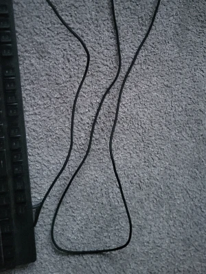 Svart tangentbord som lyser olika färger med USB-kabel - Säljer ett svart tangentbord från Deltaco med lång USB-kabel. Tangentbordet har en rektangulär form och är tillverkat i plast. Perfekt tillbehör för datorn när du behöver ett extra eller nytt tangentbord. Och lyser i mång aolika fina färger perfäkt till jobb eller gaming är lite dammit men man kan ta bort de enkelt annars ingen dåligt alla knappar finns och allt funkat som ett nytt tangentbord