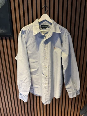 Ralph Lauren skjorta - Skicket är mycket bra och den har inga defekter. Storleken är L. Kontakta gärna vid frågor🙌