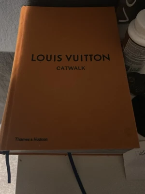 Louis vuitton bok - Säljer denna louis vuitton bok. Massa kul o läsa om fashion och hur den har utvecklats. Man kan ju även ha den som prydnad såklart. Lite småpå fläckar finns