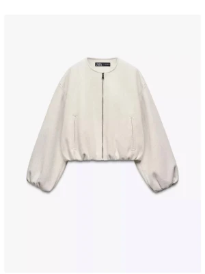 Vit bomberjacka från Zara - Säljer en vit bomberjacka från Zara med dragkedja framtill och två fickor. Jackan har ballongärmar och elastisk midja. Helt oanvänd då jag fick fel storlek!