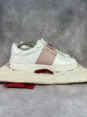 Rosa Valentino Open Skor - Stl 40 - Fina Valentino skor i Rosa, perfekt till våren och sommaren! 😮‍💨🏖️ | Mycket bra skick: 9,2/10 | Storlek: 40  | Ingår: Skorna, dustbag och 2 Valentino kort | Nypris: Ca 5000kr | Självklart äkta. Hör av dig vid frågor // Galgen 🫡