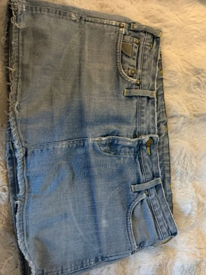 Ljusblå jeanskjol med slitna detaljer - Säljer en super fin ljusblå jeanskjol från Lee i storlek S! I passformen är den lågmidjad och ganska kort. Mycket små söta detaljer💗💗