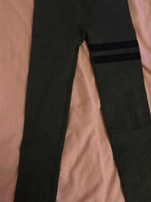 Mörkgröna leggings från Stronger - Snygga mörkgröna leggings från stronger. Tillverkade i ett stretchigt material,perfekta för träning ‼️pris kan diskuteras 