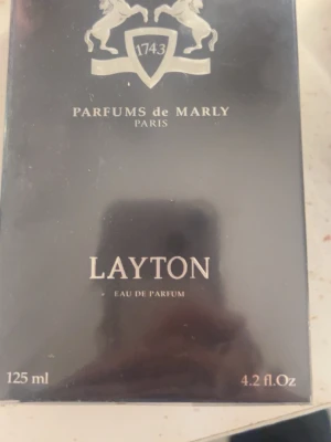 Parfums de Marly Layton EdP 125ml - Exklusiv parfym från Parfums de Marly, modellen Layton Eau de Parfum. Flaskan rymmer 125 ml och kommer i en elegant svart förpackning med silverdetaljer och klassisk logotyp. - Helt öppnad och oanvänd helt ny köpt från sephora kvitto finns priset går att diskutera 