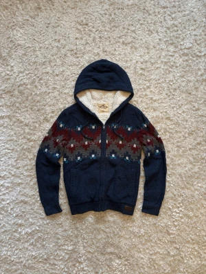 Stickad fodrad hollister zip hoodie - Fet o unik hollister zip hoodie, storlek XS men sitter enligt mig lite större mer som en S. Använd men i mycket bra skick utan några defekter. 