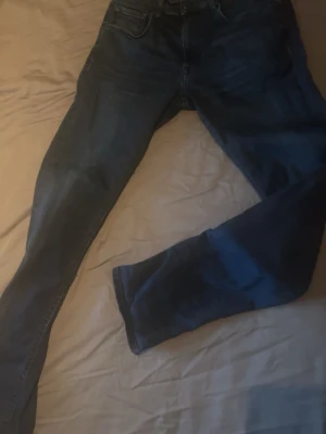 Mörkblå Replay Grover jeans - Säljer ett par mörkblå jeans från Replay, modell Grover. Jeansen har klassisk femficksdesign, raka ben och snygga detaljer vid fickorna. Tillverkade i stretchigt denimtyg för extra komfort och passform. Perfekta för en avslappnad och trendig look.     Waits 31, length 34