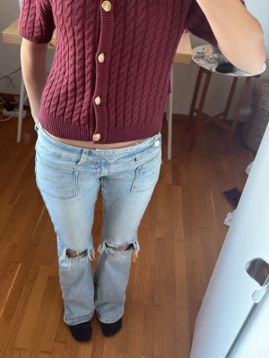 Vinröd kofta med guldknappar storlek M - Det är en snygg kofta som är lätt att styla med ett par jeans eller shorts. Den har guld knappar som ger en lyxig känsla❤️