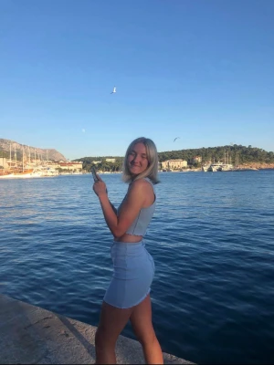 Ljusblått set kjol croptop - Ett ljusblått set med kjol och top som är använt en gång 🩵storlek xs från Nelly 