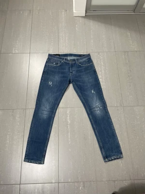 Dondup George Jeans  - Säljer nu dessa Dondup George Jeans med snygga slitningar i populär design, skriv för fler bilder/frågor🙌🏼