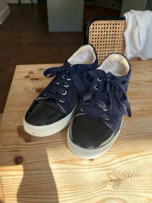 Mörkblå skor bili bi, glansig tå  - Mörkblåa sneakers ifrån bili bi. Bra skick! Storlek 39. Skriv vid frågor / fler bilder osv💕💕💕