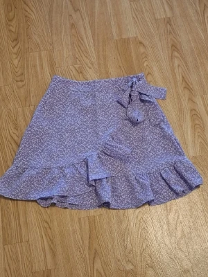 Ljuslila omlottkjol med volang - Supersöt ljuslila kortkjol, perfekt till sommaren, nästan aldrig använt💕