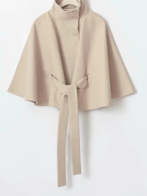 Beige poncho - (Lånade bilder) superfin poncho från Gina tricot slutsåld nästan överallt. Perfekt nu till våren och sommaren!!!