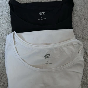 Svart och vit tröja från lager 157 - Två basic toppar från 157, en svart och en vit långärmad. Säljer båda för de priset. Kan gå ner i pris💕