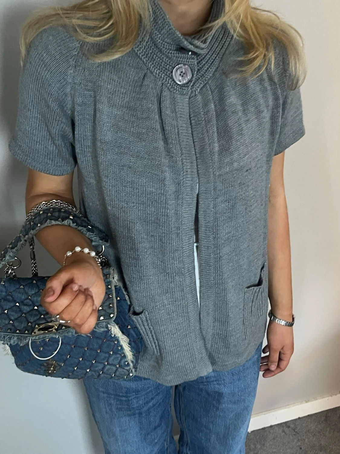 Grå stickad kofta med kort ärm - 1