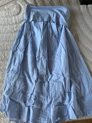 Ljusblå kjol från Gina Tricot - En ljusblå kjol från Gina Tricot i barnstorleken 170. Kjolen har en nedvikbar kant, den är även lite skrynklig men annars väldigt fint skick!! Endast använd 1 gång!💕