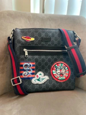 Gucci Messenger Bag - Tjena! Säljer min fett snygga Gucci axelväska, Väskan har justerbar axelrem så att du kan ha den i exakt vilken längd som helst 😁väskan har gott med utrymme där du får plats med tex, en liten bok, necessärer mm. BÄTTRE PRIS VID SNABB AFFÄR. 🤙🏼