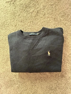 Ralph Lauren sweater - En långärmad marinblå tröja från Ralph Lauren. Hör av dig om du har några frågor💕