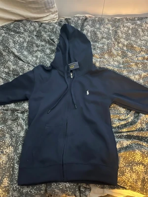 Ralph lauren zip hoodie - Aldrig använt helt ny och skriv vid frågor 