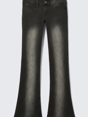 Svarta bootcut jeans  - Low bootcut jeans ifrån weekday, andvända 1 gång.