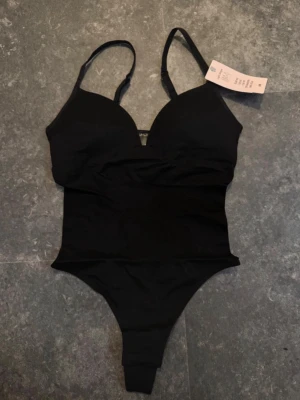 Svart body från H&M - Snygg svart body från H&M, helt ny med prislapp! 🌟