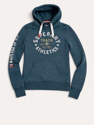Blå/grå hoodie från Superdry - Mörkblå/grå hoodie från Superdry med vit text 'Superdry Track & Field Athletics' på bröstet och tryck på ena ärmen. Klassisk känguruficka framtill och vita dragsnören i huvan. Perfekt för en avslappnad och sportig stil. Riktigt skön och schysst hoodie från superdry.