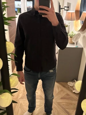 Svart skjorta  - Super skön svart skjorta från Dressmann, använd fåtal gånger! 