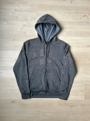 Grå Aeropostale Zip Hoodie Storlek L - Fin Aeropostale tröja i grå färg. Tröjan är i mycket bra skick och sparsamt använd. |  Äkta som allt annat jag säljer! ✅ |  Storlek: L | Skick: Mycket Bra Skick  | Färg: Grå | Märke: Aeropostale | Modell: Hoodie |  Hör gärna av dig vid frågor så svarar jag så fort jag kan! 😁|   (SKU - 78)