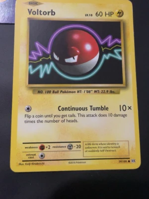 Voltorb Pokémonkort - Säljer ett Voltorb Pokémonkort från 2016 med gul ram och klassisk design. Kortet har motiv av Voltorb med eltema och detaljerad text om attacken Continuous Tumble. Perfekt för samlare eller Pokémonfans.