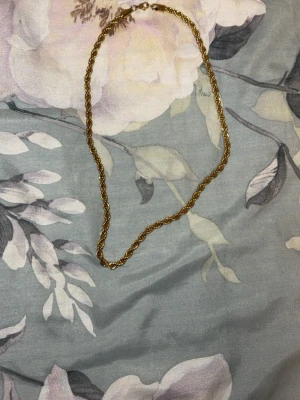 Guldpläterad cordell halsband  - Ej använd. 6mm - 61cm Guldpläterad halsband cordell kedja, köpt för länge sen, värde runt 600kr, säljer för 200kr.  